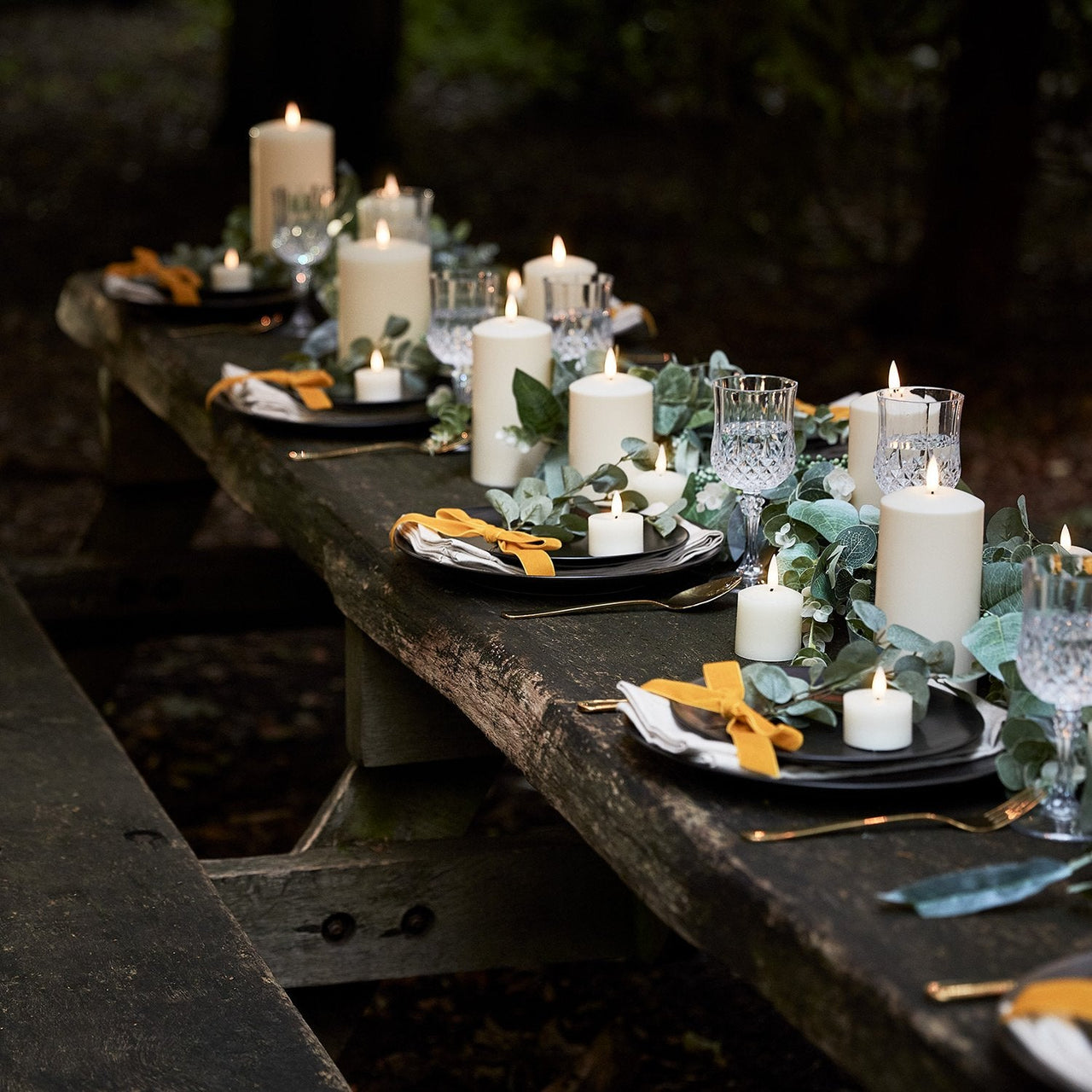 Alfresco-dining-table-candles-outdoor-wedding_2000x2000_2489e8e6-0cce-46a4-84cf-e654558558fa.jpg