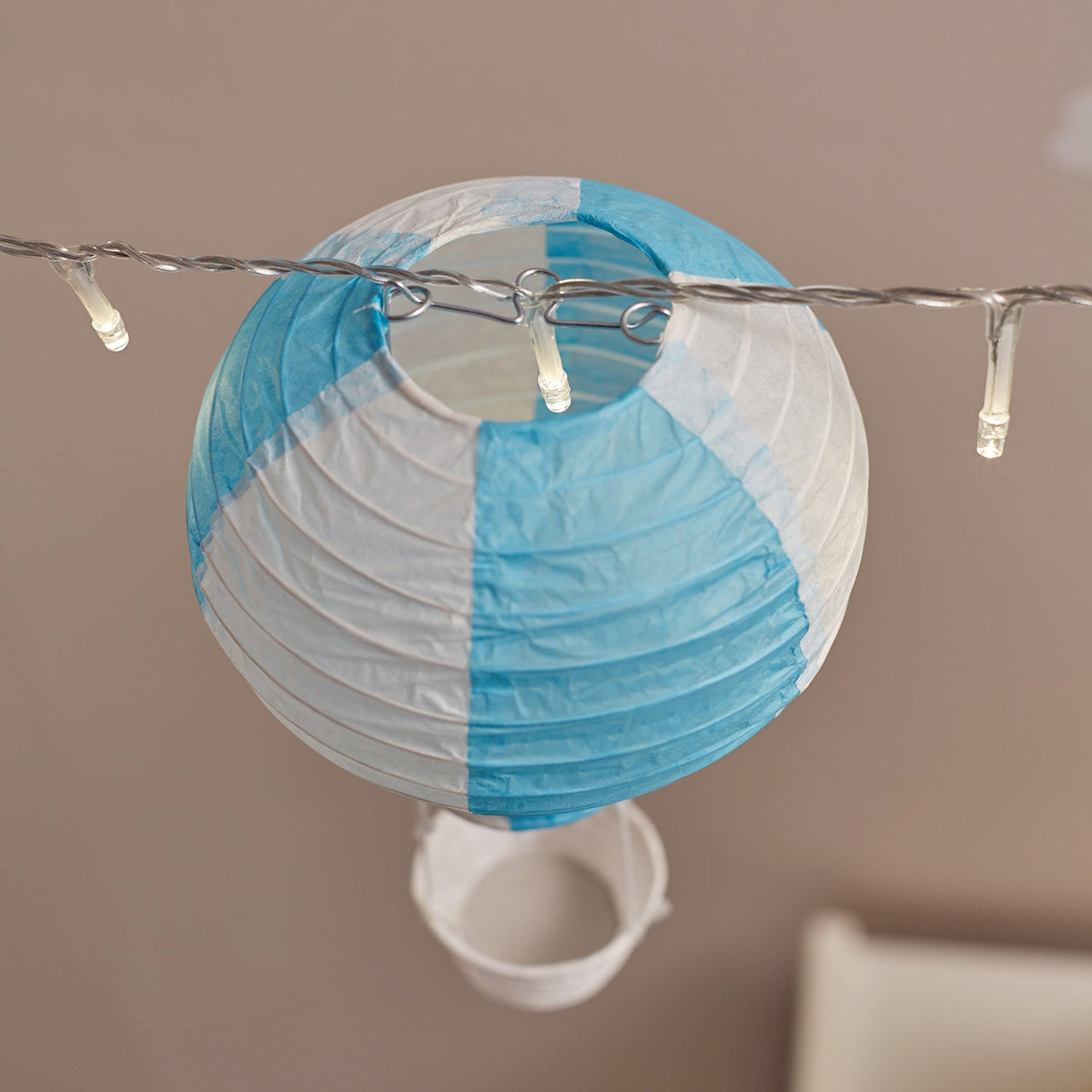 BALLOON5-M_hot-air-balloon-fairy-light-lanterns-bedroom-close_P3.jpg