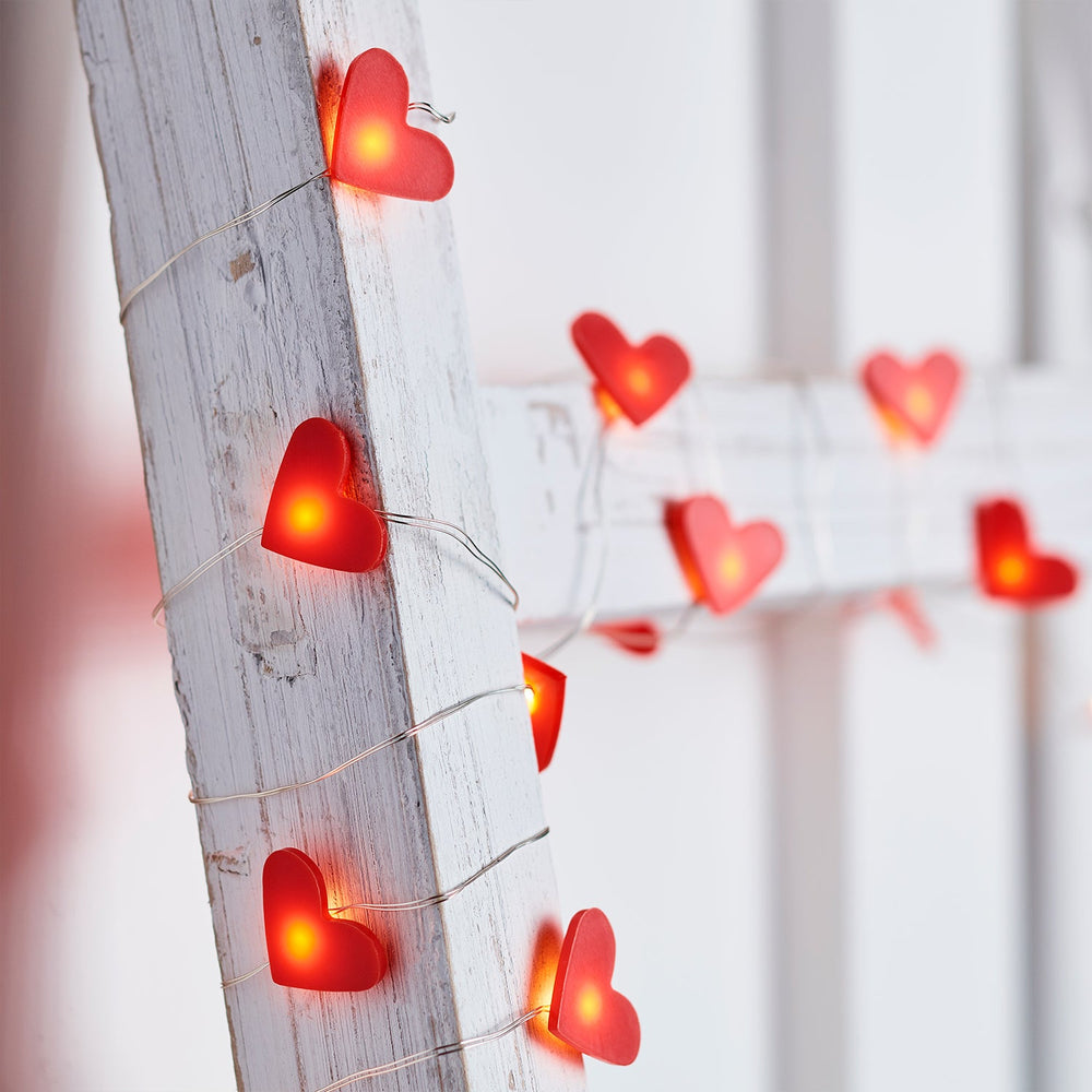 C20-HEART_heart-microlight-led-red-battery-wrapped-on-wood-indoor-p1.jpg