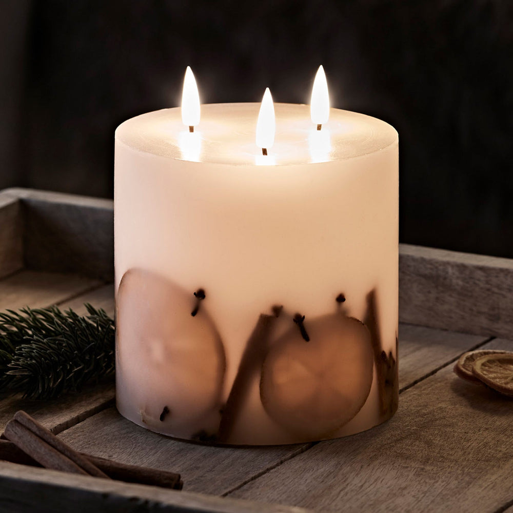 CA19024_TruGlow-Candle-3-Wick-Winter-Fruit-Spice-Close_P1.jpg