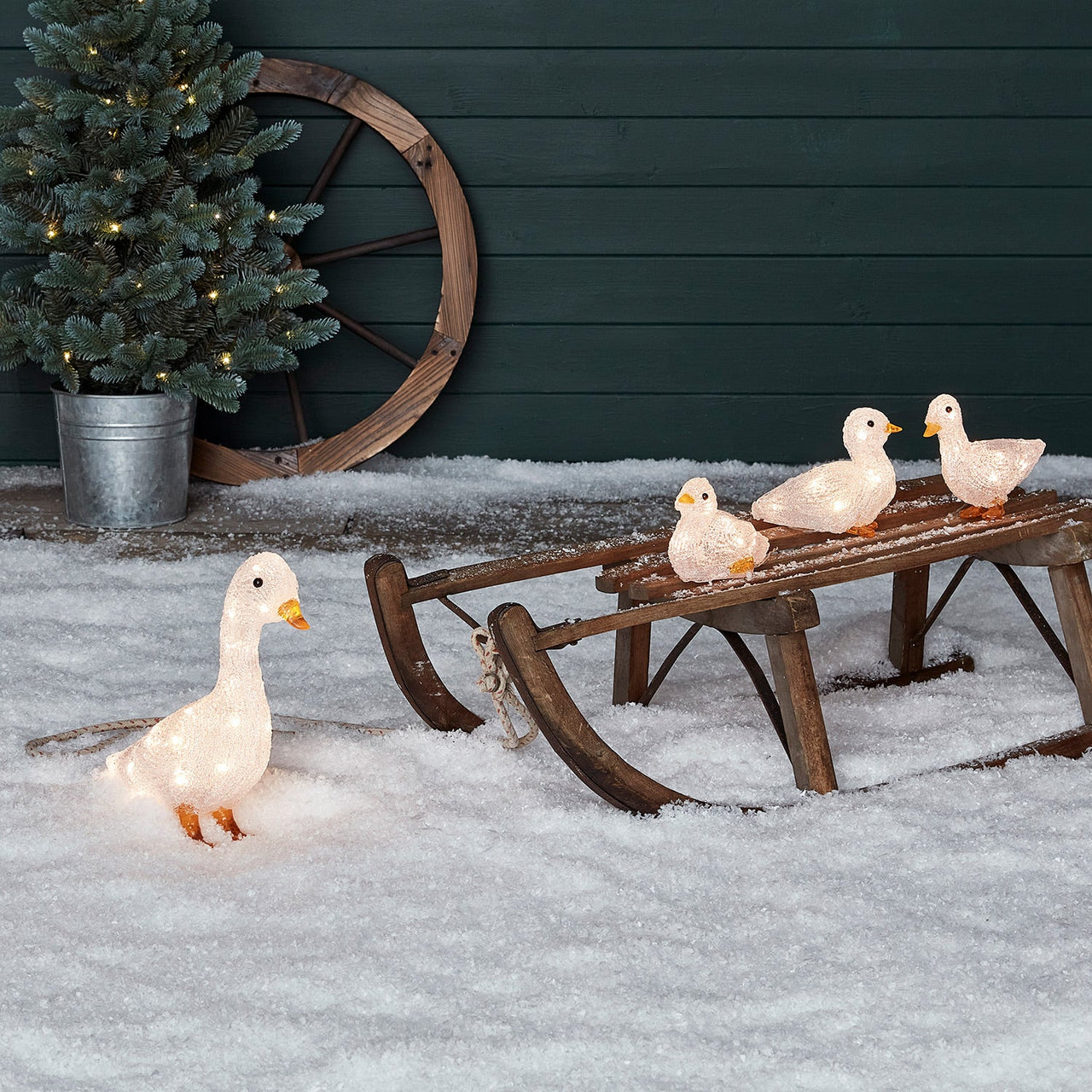 D-L4F20012_2_Outdoor-LED-Acrylic-Ducklings-Acrylic-Duck-Christmas-Figures-Cabin.jpg