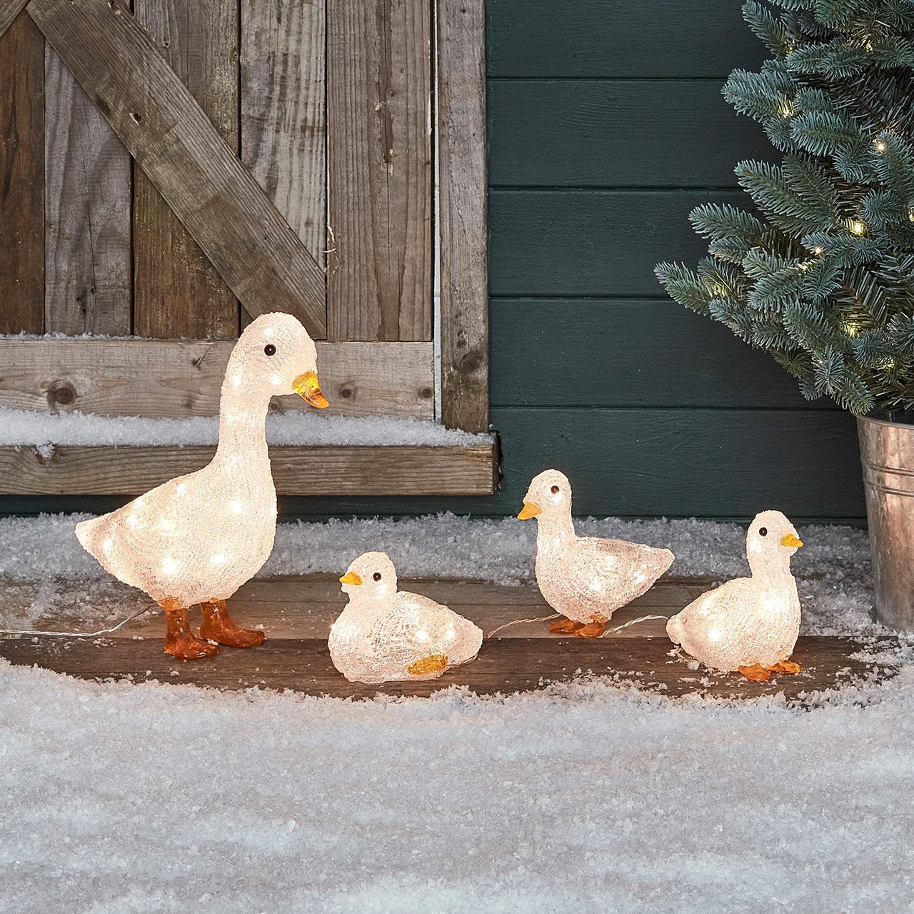 D-L4F20012_4_Outdoor-LED-Acrylic-Ducklings-Acrylic-Duck-Christmas-Figures-Cabin-Close_2000x2000_42f54922-b06e-4bbf-94ca-989ee0c0a173.jpg