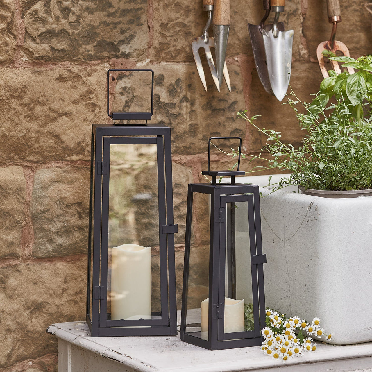 D-SL170034_porto-solar-lantern-bundle-garden.jpg