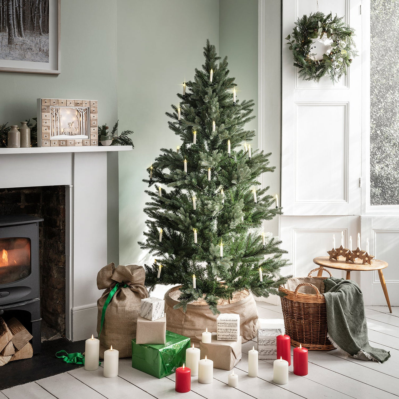 D-WR1901_Frosted-Berry-and-Pinecone-Wreath-with-Micro-Lights-Tree_P3.jpg