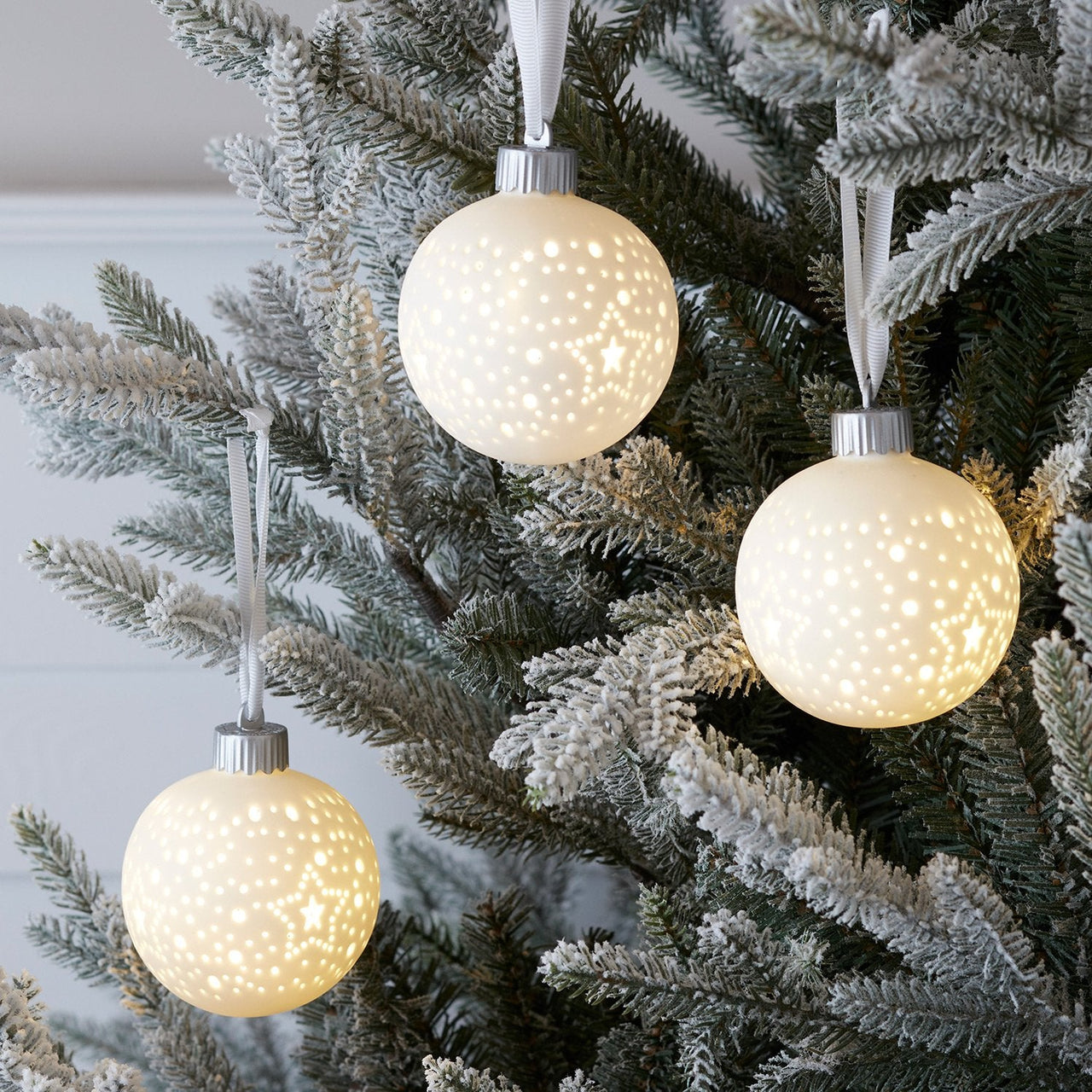 D3-LL20055-LED-Ceramic-Bauble-Tree-Decoration.jpg