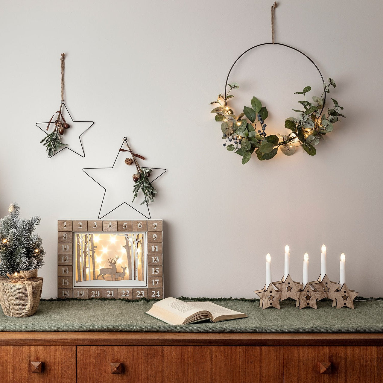 DE1801_Eucalyptus-Hanging-Star-Christmas-Decoration-Cabinet_P3.jpg