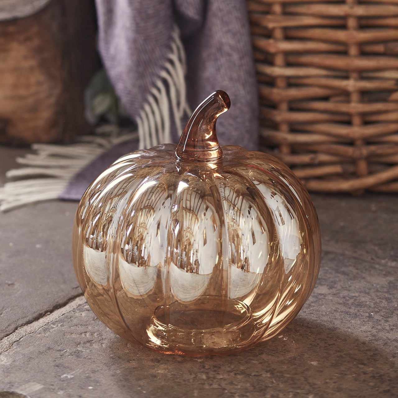 DE22027_Amber-Glass-Pumpkin-Decoration-Fireplace.jpg