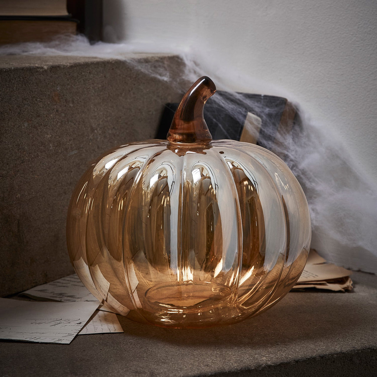 DE22027_Amber-Glass-Pumpkin-Decoration-Halloween.jpg