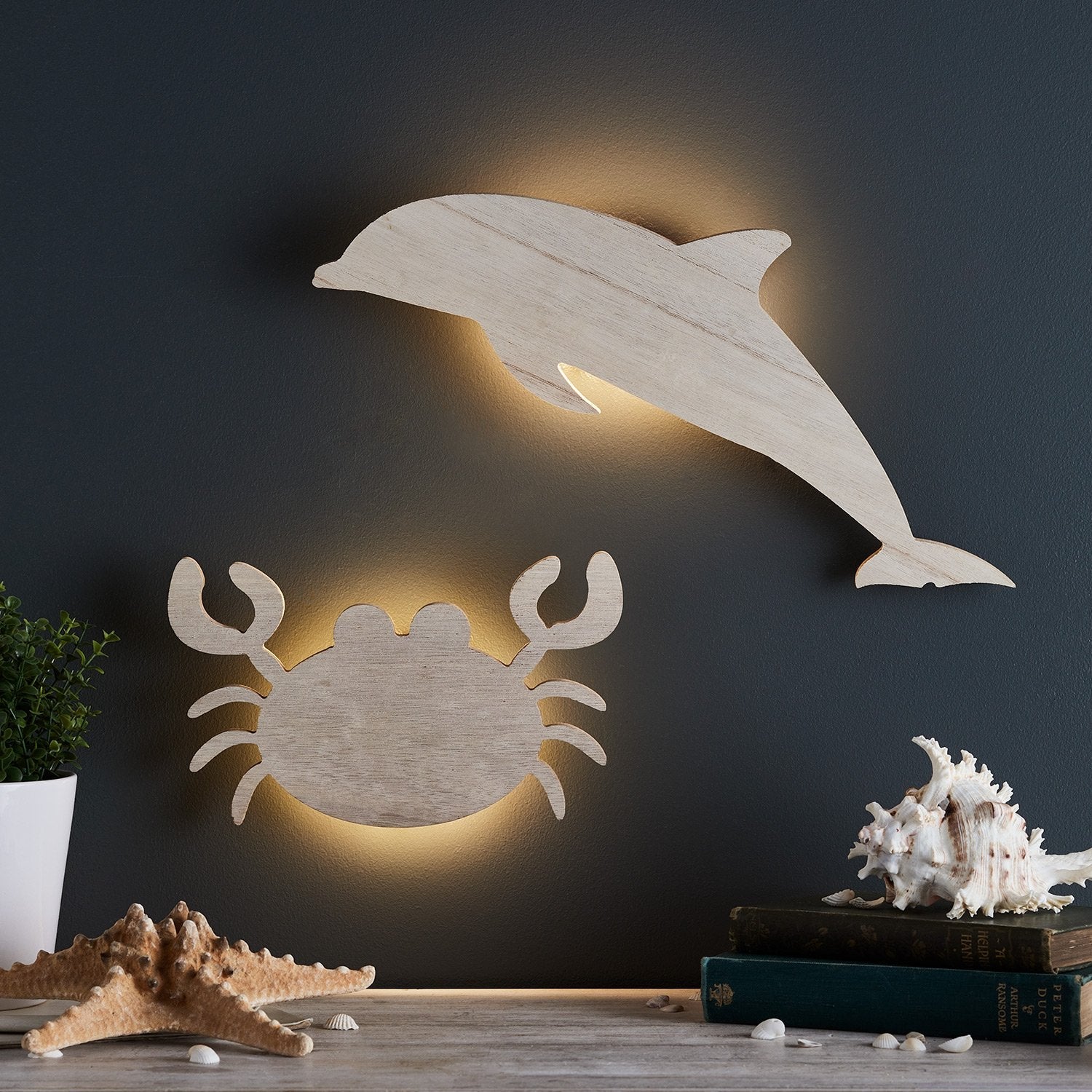 Dolphin outlets wall lamp in wood