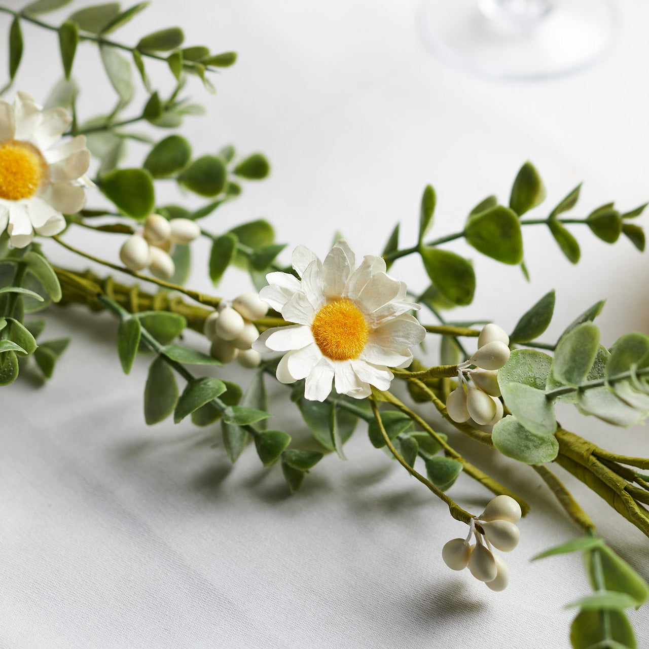 GA21002_Spring-Flower-Garland-Dasies-Close-Up.jpg