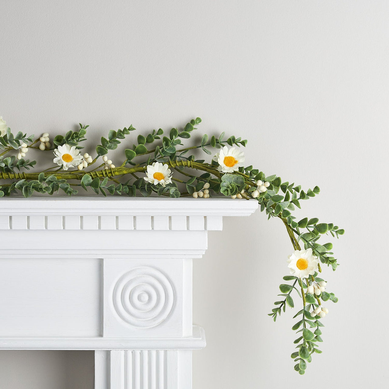 GA21002_Spring-Flower-Garland-Dasies-Mantelpiece_1.jpg