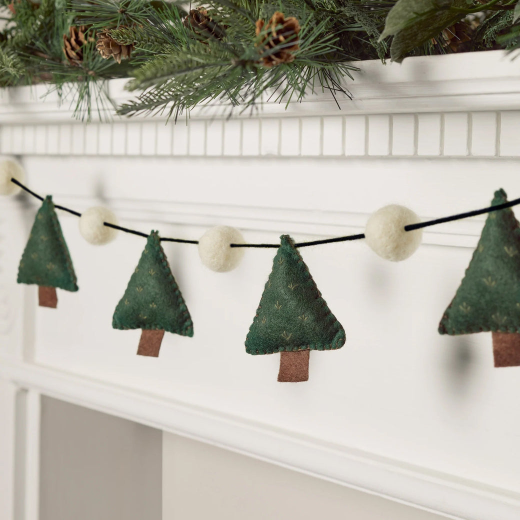 GA21018_Felt-Tree-Christmas-Garland-Fireplace_2000x2000_5c8411b5-62cb-4c7a-9271-50bfb5b11204.jpg