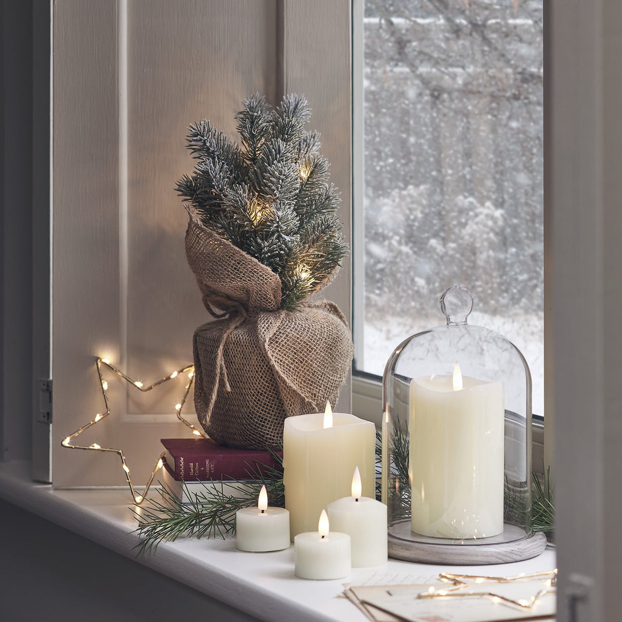 Indoor-Christmas-Windowsill_3f3427ac-861e-492b-a598-df375a101b0e.jpg