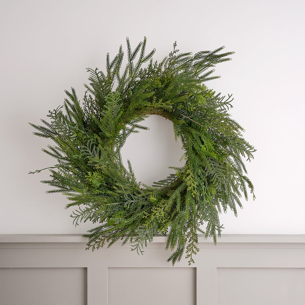 L4F24039 - 60cm Deluxe Christmas Foliage Wreath.jpg