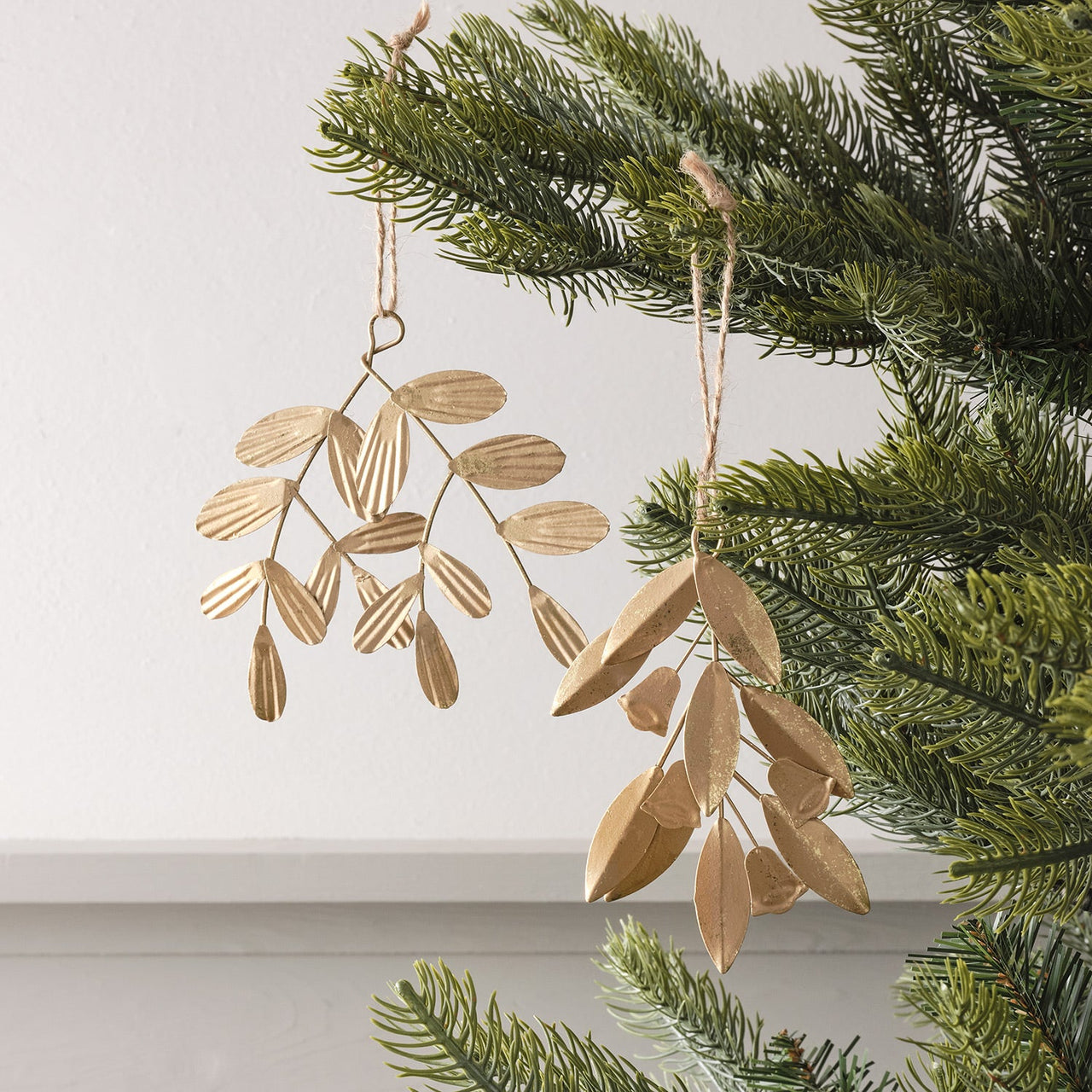 L4F24056_3_-Setof2GoldFoilLeafChristmasTreeDecorations.jpg