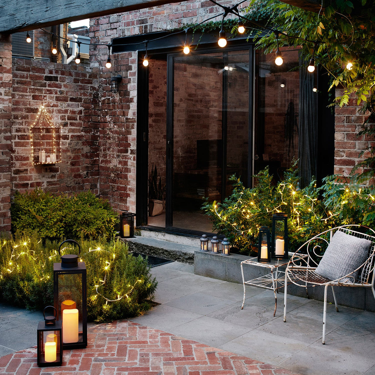 LA18012_Outdoor-Black-Battery-LED-Candle-Lantern-Garden-Courtyard-Shot_P5_1.jpg