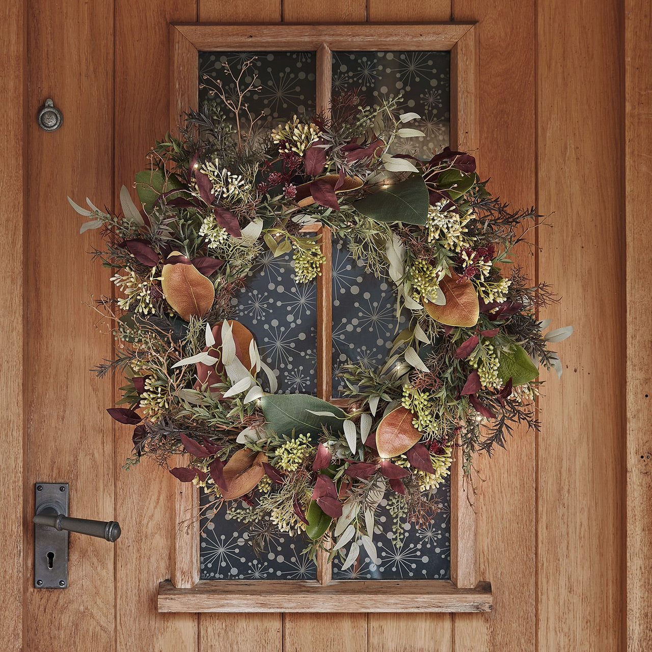 LL-WR23001_60cm-Pre-Lit-Autumn-_-Christmas-Wreath-On-Porch_2bad651d-bc55-4244-a0e2-1cf8183da130.jpg