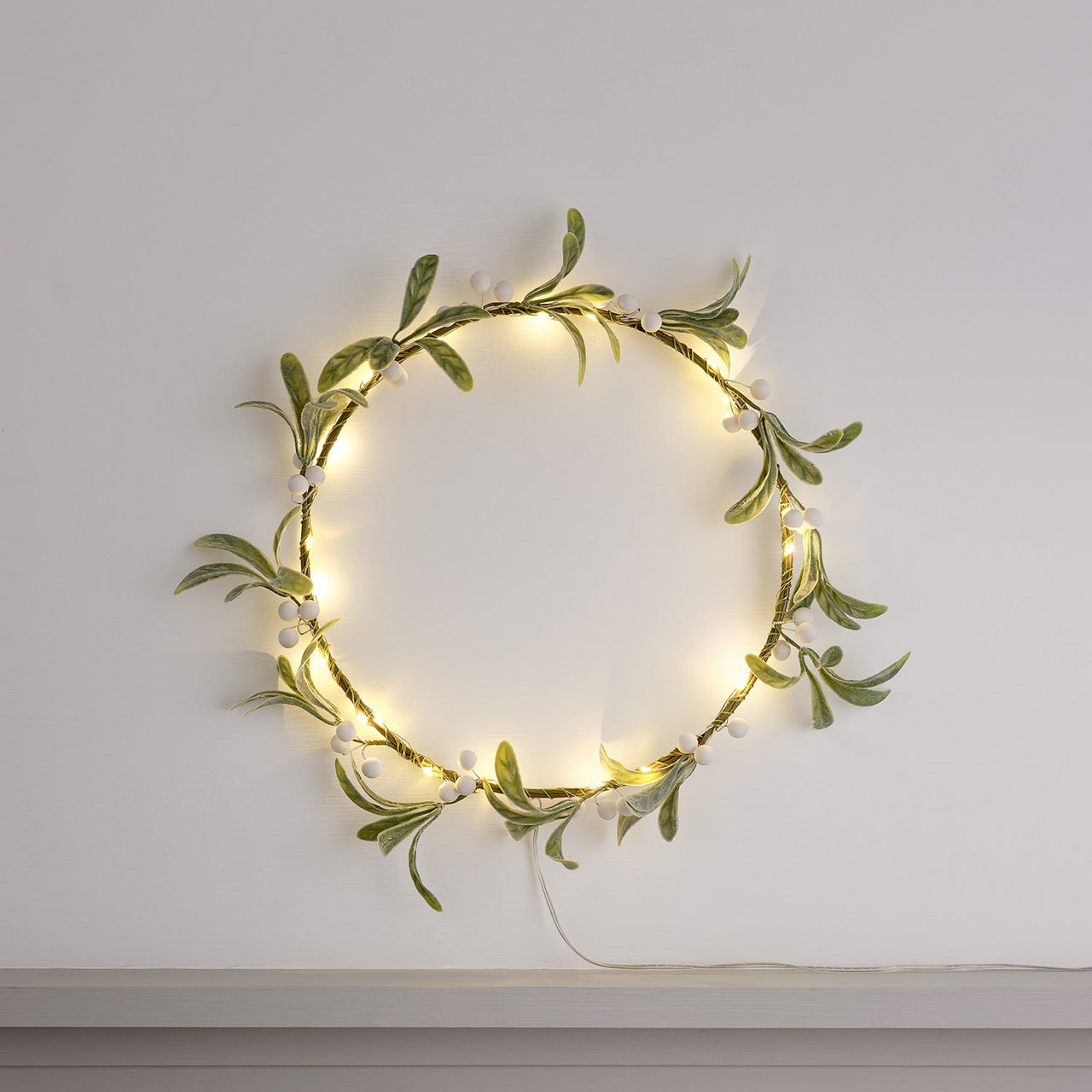 LL-WR24013-25cmPreLitDaintyMistletoeWreath.jpg