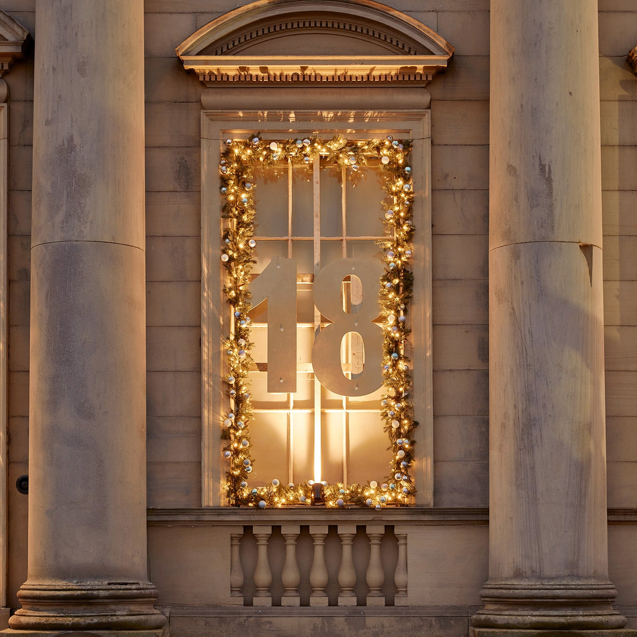 PL22045_Pre-Lit-Connectable-Outdoor-Christmas-Garland-Harewood-House_5.jpg