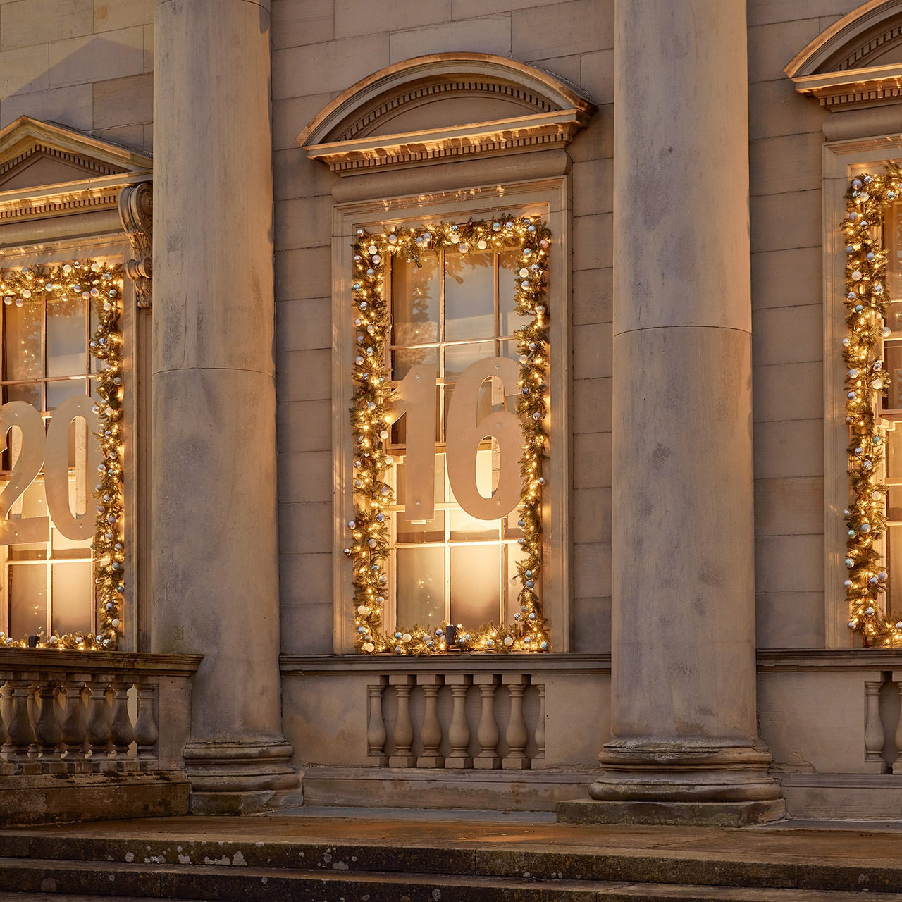 PL22045_Pre-Lit-Connectable-Outdoor-Christmas-Garland-Harewood-House_6.jpg