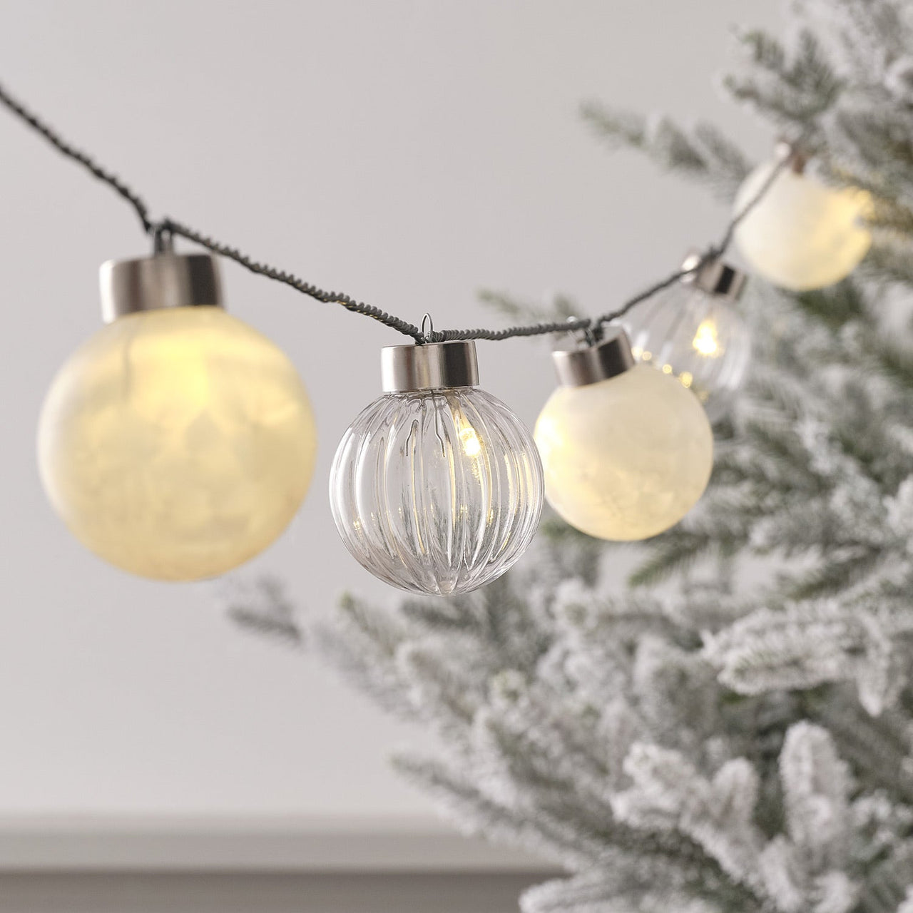 PL24041_2_-8.4mWarmWhiteBaubleLEDGarland.jpg