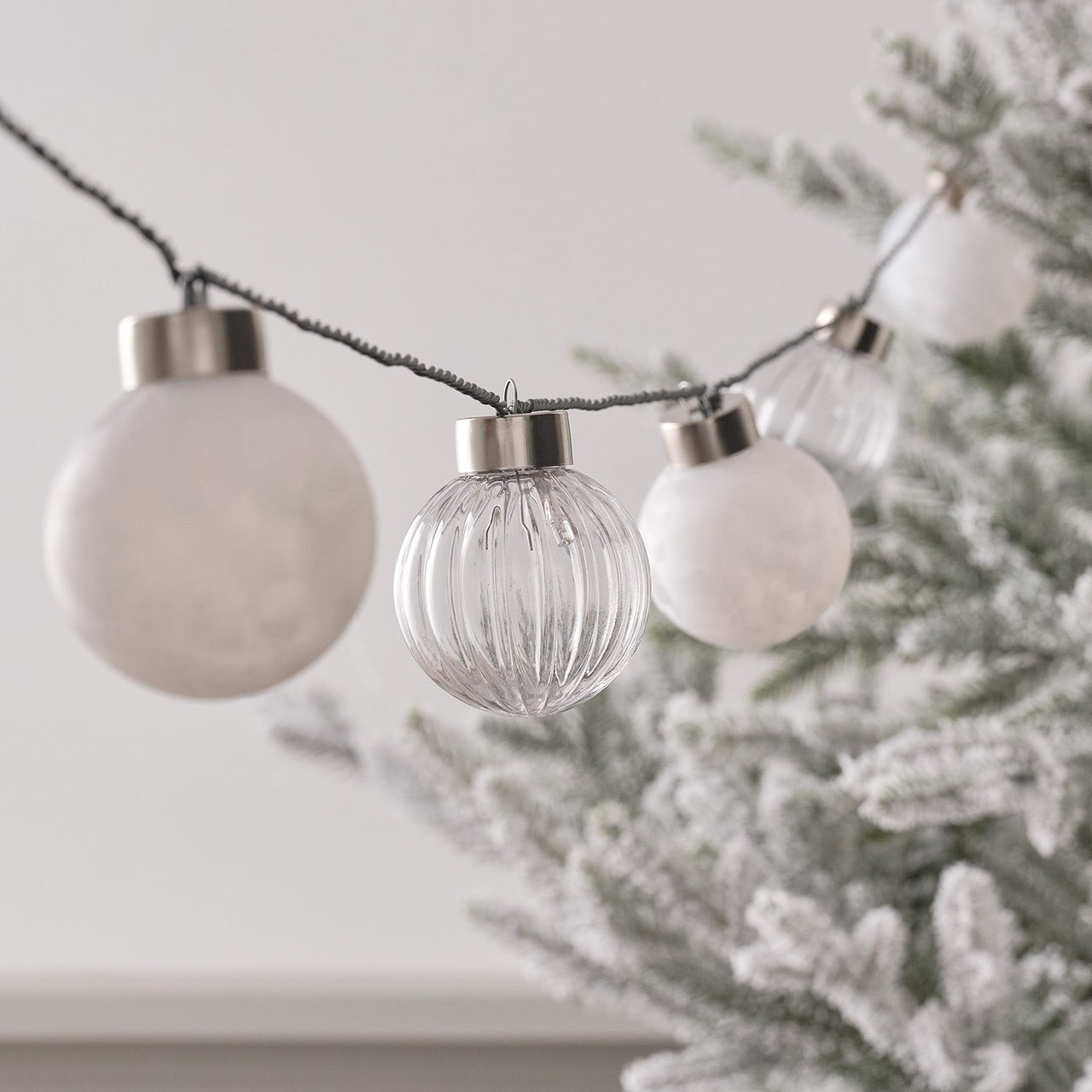 PL24041_4_-8.4mWarmWhiteBaubleLEDGarland.jpg