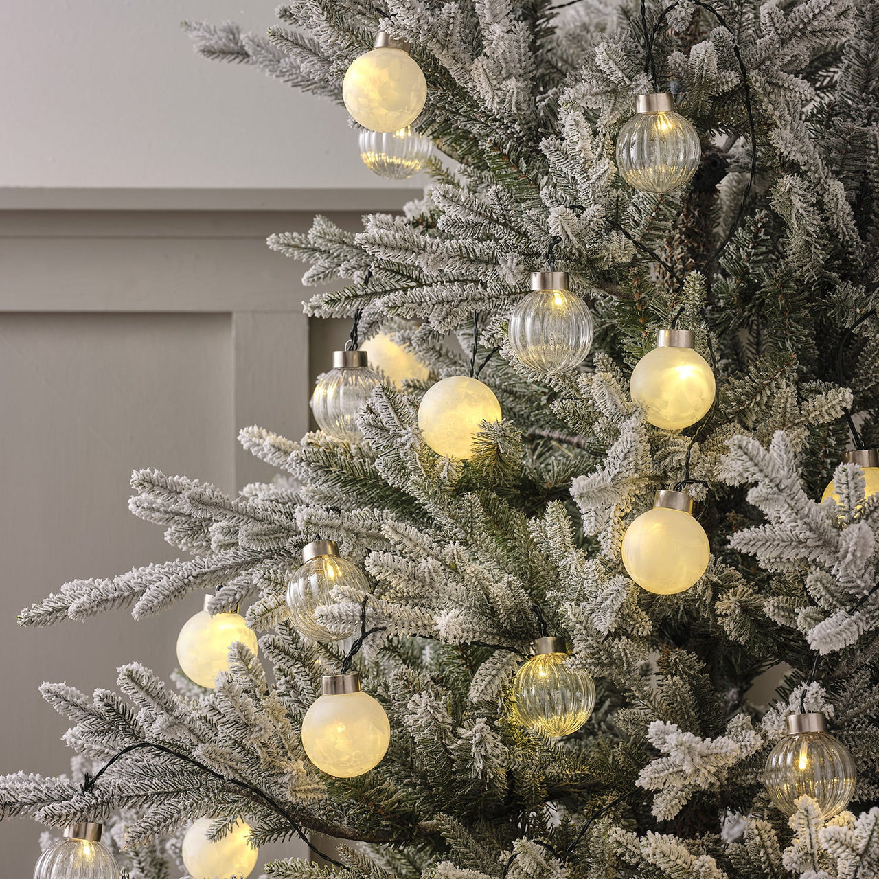 PL24041_5_-8.4mWarmWhiteBaubleLEDGarland.jpg