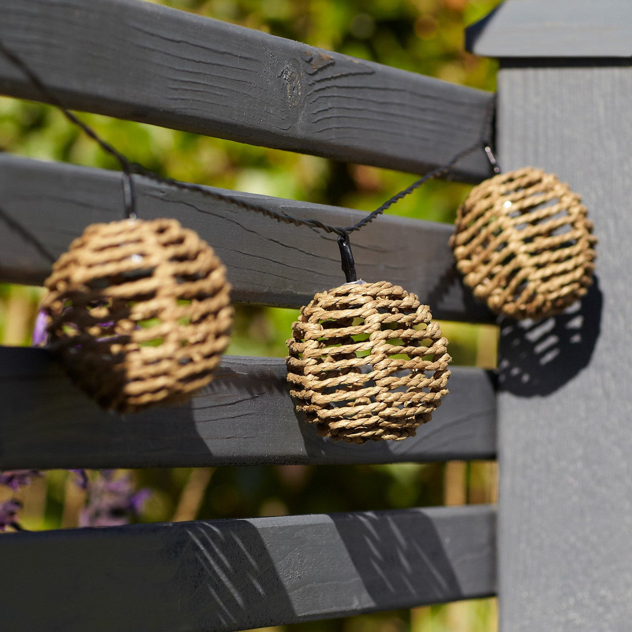 SL19005_10-Rattan-Solar-Fairy-Lights-Garden-Fence-Close_P2.jpg