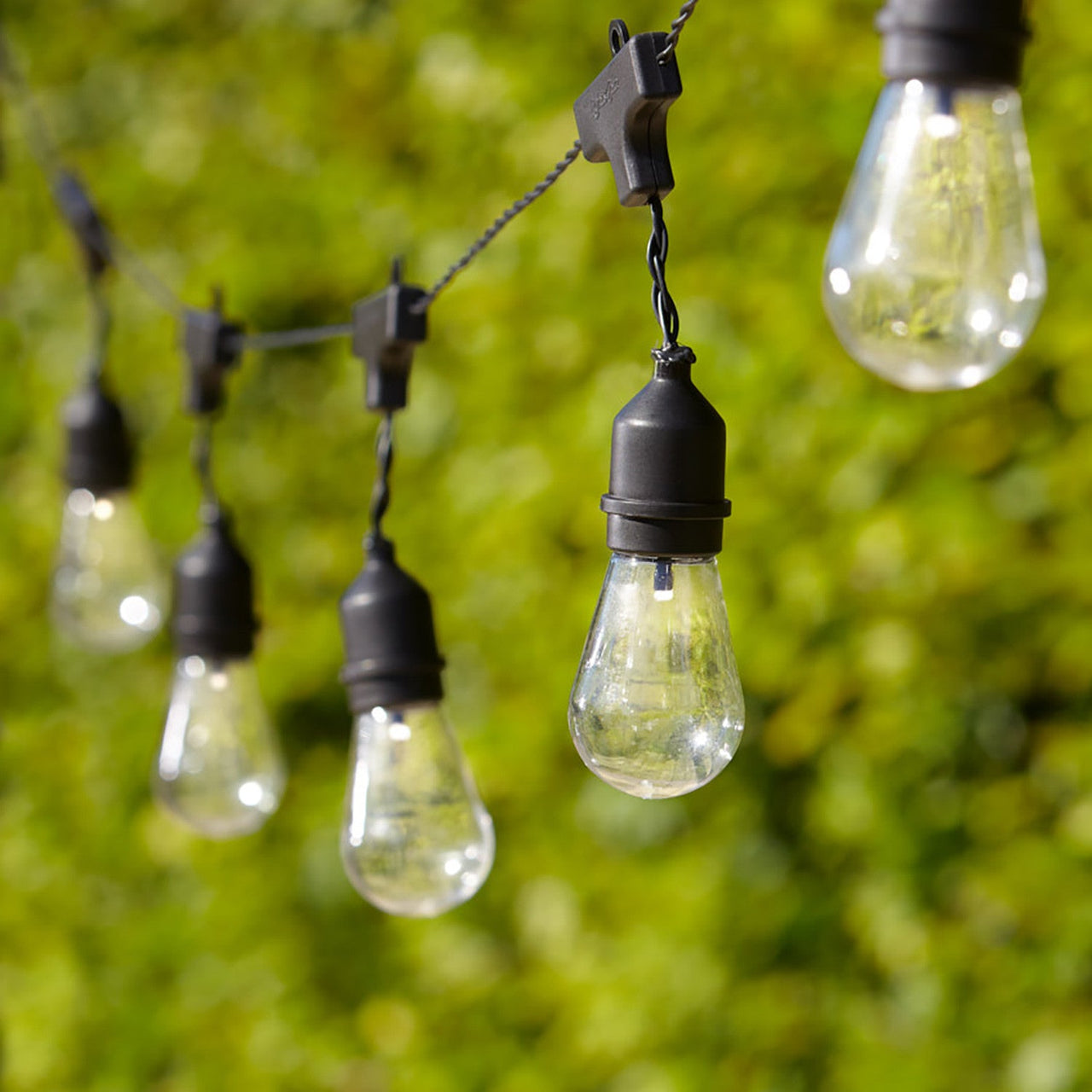 SL19006_15-Warm-White-Drop-Bulb-Solar-Operated-Festoon-Lights-Close_P2.jpg