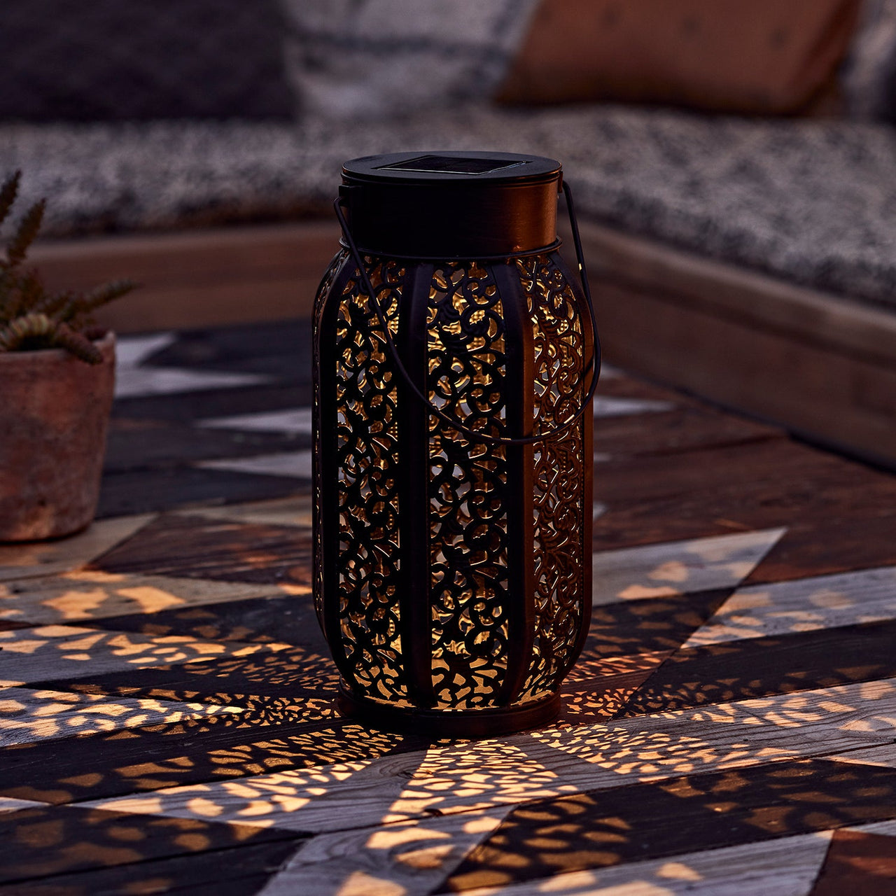 SL20004_metal-solar-moroccan-patterned-led-lantern-p2.jpg