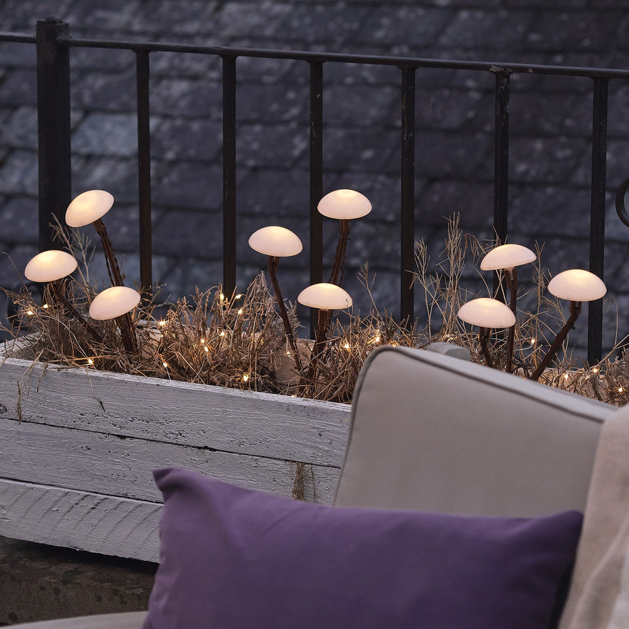 SL23005_9-Mushroom-Solar-Stake-Lights-Flower-Beds.jpg