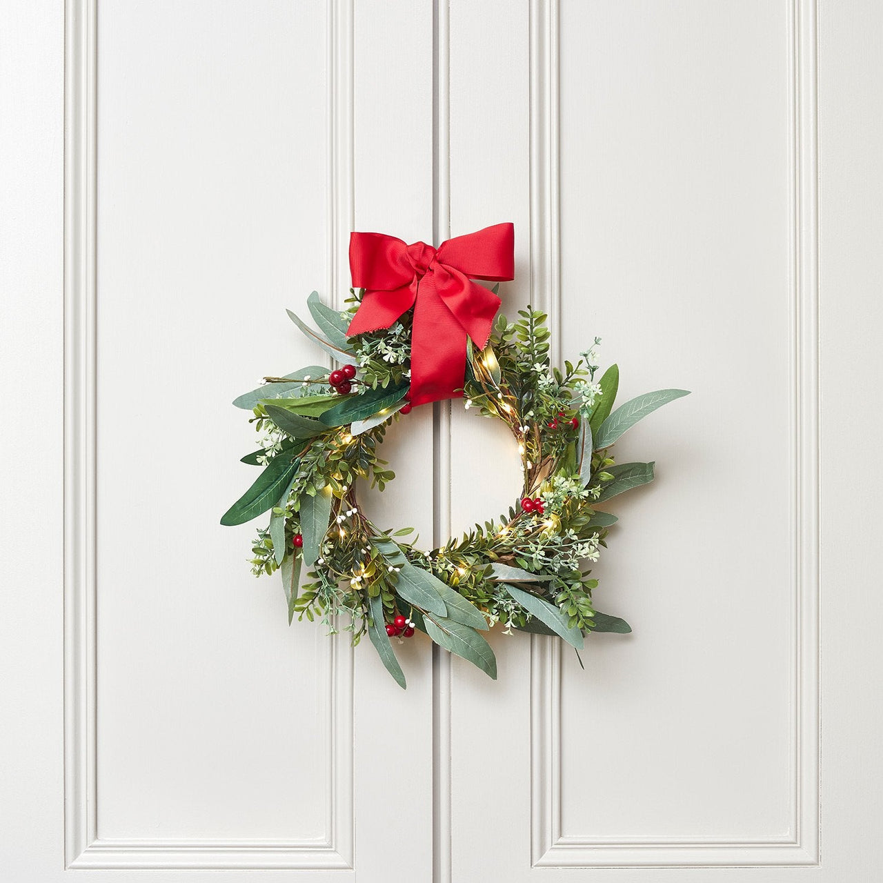 WR21017_45cm-Red-Berry-Christmas-Wreath-With-Bow-On-Door_2000x2000_f78c8c46-f4c2-412b-a7b9-f0d733c63e35.jpg