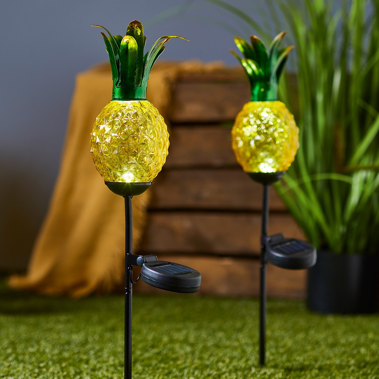 Pineapple outdoor light deals post